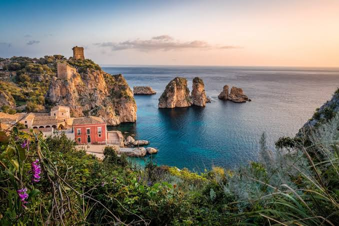 Exploring Capri: Scenic Hiking Trails and Luxury Hotel Retreats